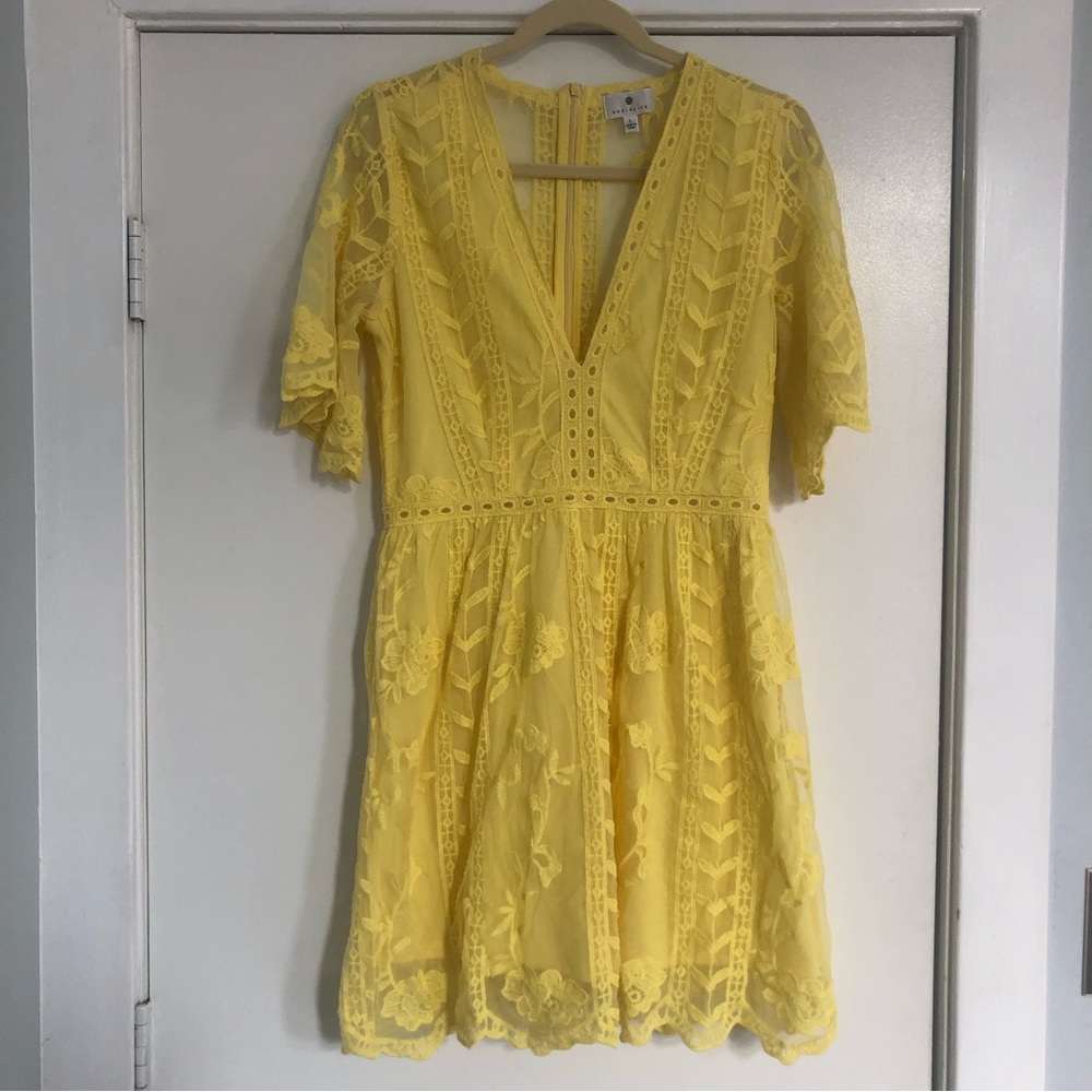 Socialite bright yellow lace mini dress sheer back v neck women’s size large - Picture 2 of 10